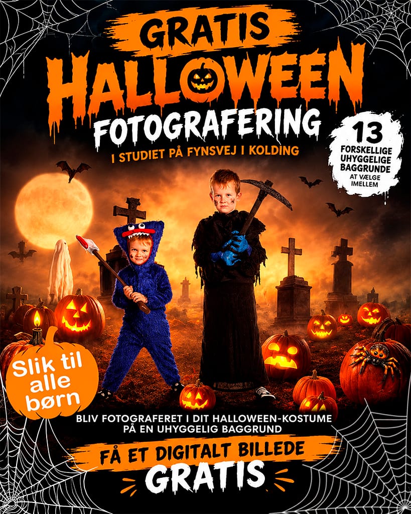 Annonce for gratis Halloween-fotografering for børn hos Fotobo i Kolding med to børn i Halloween-kostumer foran en uhyggelig kirkegårdsbaggrund og 13 forskellige baggrunde at vælge imellem.