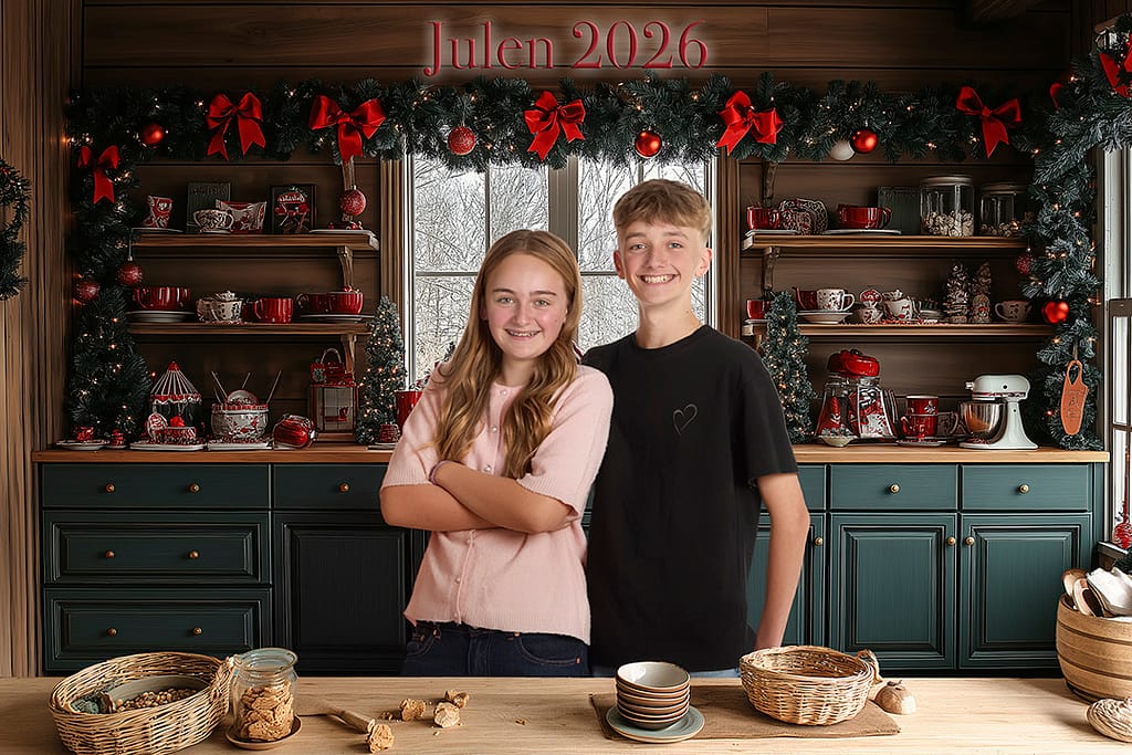 Her ses et eksempel på hvordan et af Fotobos julekort kommer til at se ud i år. Julekortfotografering 2026 med dit barn søskende eller hele familien i hyggelig julestue hos Fotobo i Kolding