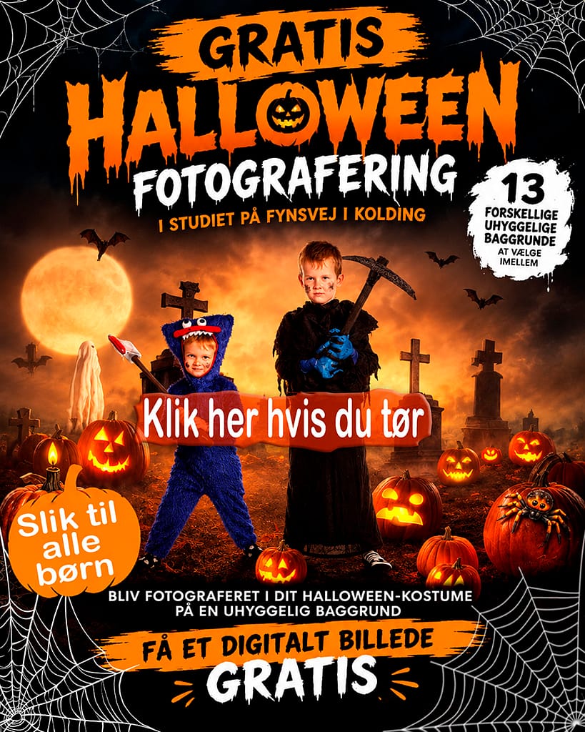 Annonce for gratis Halloween-fotografering for børn hos Fotobo i Kolding med to børn i Halloween-kostumer foran en uhyggelig kirkegårdsbaggrund og 13 forskellige baggrunde at vælge imellem.